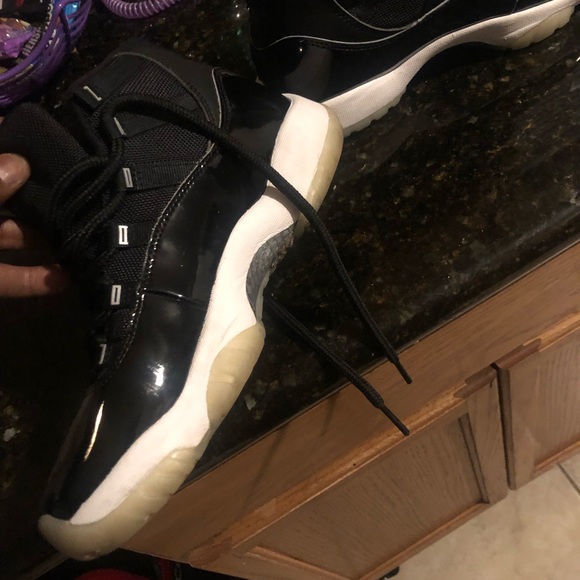 Black and white retro Jordan 11 size 8 still like new - Picture 4 of 6